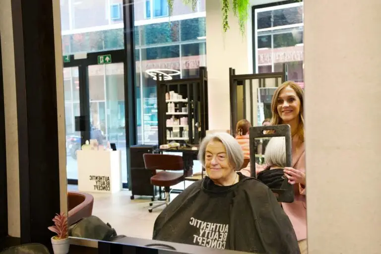 Oudere dame dat bij de kapper is geweest voor een verse brushing van de haren